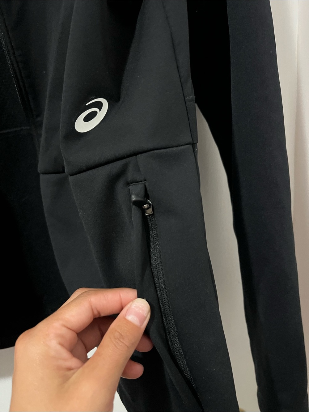 ASICS ventilated  jacket - Picture 3 of 6